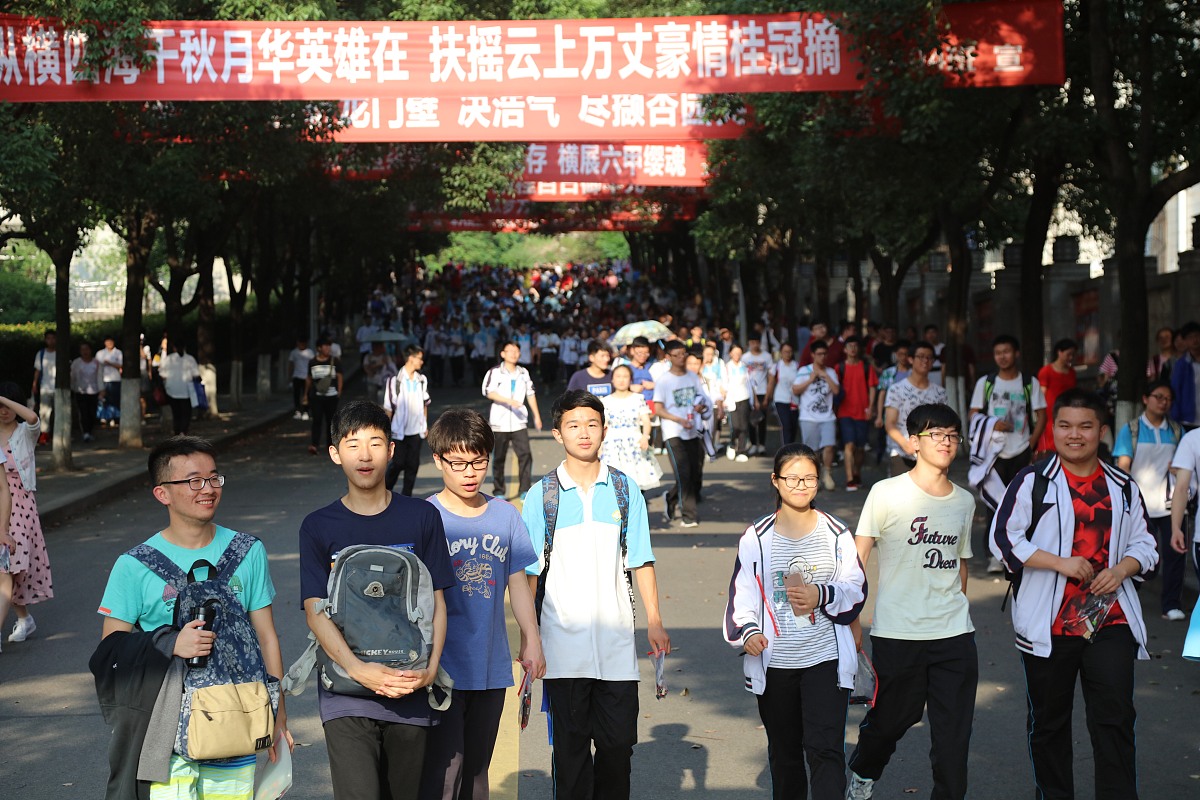 南充电子工业学校是否实行封闭式管理？