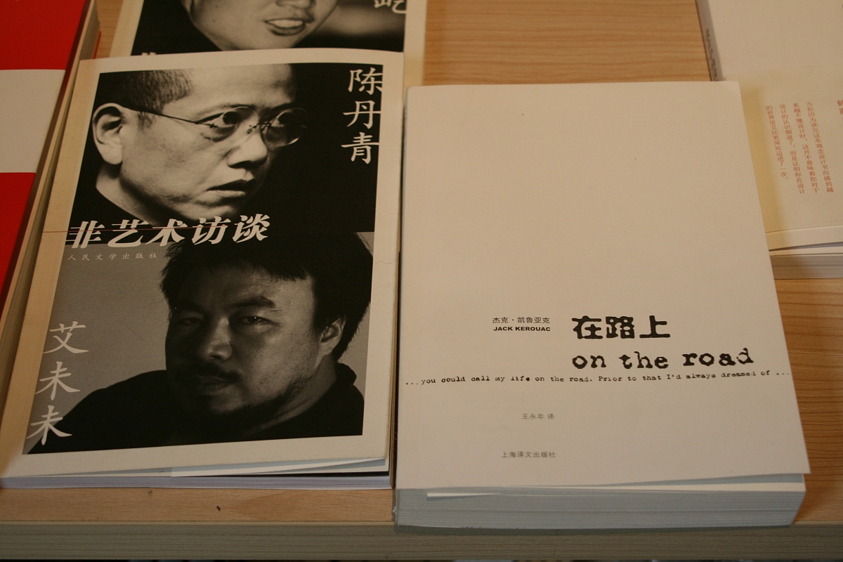 遍地都是六便士他却抬头看月亮。出自毛姆的《月亮与六便士》。小说讲述主人公放弃安逸的生活追求绘画理想的故事。小说成书于上个世纪初而这句话最近却突然火爆起来请就这一现象谈谈你的思考写一篇文章。