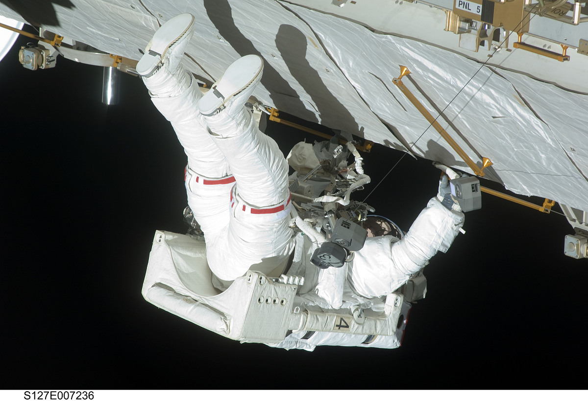 这张由美国宇航局(nasa)2009年7月21日公布的照片显示,美国"奋进"号航