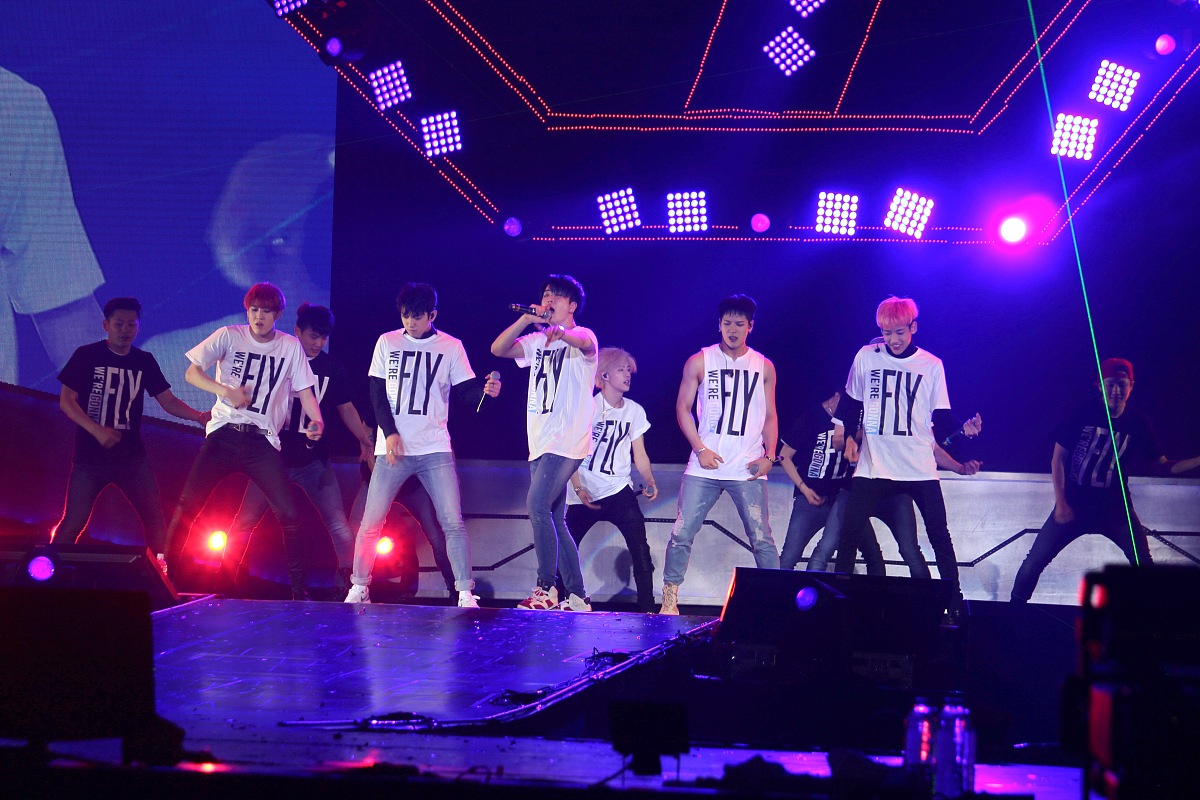 我跳过舞也有基础平时挺喜欢kpop男团的舞蹈特别喜欢BTS、EXO和NCT等组合的舞蹈。我经常看他们的MV和练习室版视频来学习他们的舞蹈也会自己编舞并录制舞蹈视频发到社交媒体上与大家分享。我觉得跳舞可以锻炼身体同时也能给人带来快乐和满足感所以我会一直坚持下去。我跳过舞也有基础平时挺喜欢kpop男团的舞蹈我也很喜欢K-pop男团的舞蹈尤其是BTS、EXO和GOT7等组合。我平时会看他们的MV和演唱会