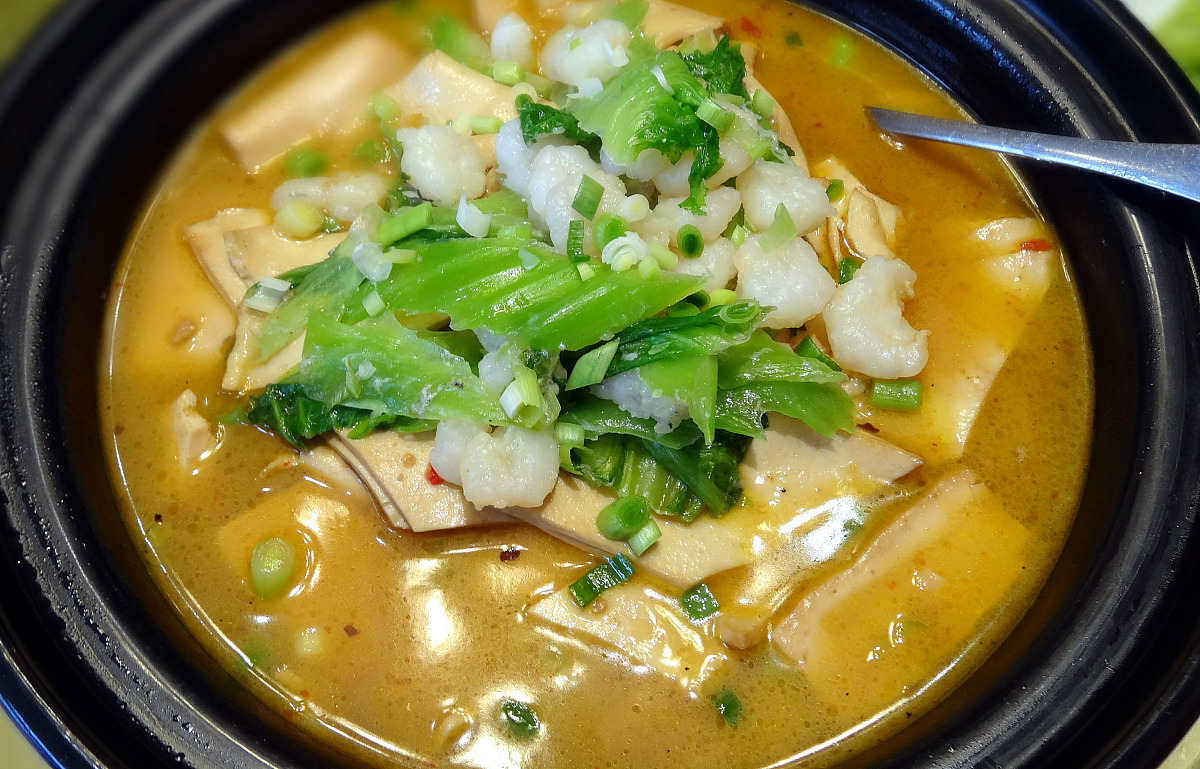 皮皮虾煮熟有绿色的是什么?能吃吗?，