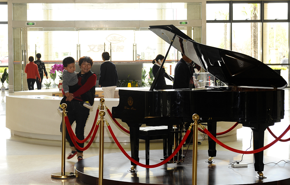 钢琴艺术赏析与现代青年摘要：钢琴作为历史悠久的传统乐器流传至今在人类音乐发展的长河中诞生出了许多知名的钢琴演奏家和钢琴作曲编曲家为后人流传下来了美妙非凡的乐曲。而到了现代社会音乐流派和演奏方式变得繁多丰饶作曲编曲风格与以往大为不同往往复杂变动更加丰富。纯粹的钢琴曲在浮躁的社会中有着一定推广难度。使初心者有兴趣入门欣赏钢琴乐曲的具有吸引力的方式是不可忽视的。关键词：钢琴曲；艺术鉴赏；现代社会一、现代