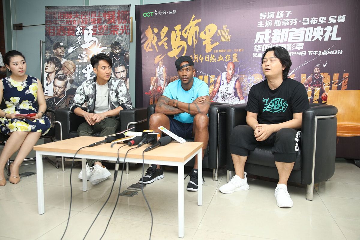 吴尊熊猫装获美女帮戴手套秀球技引尖叫 马布里歪戴帽秀篮球freestyle