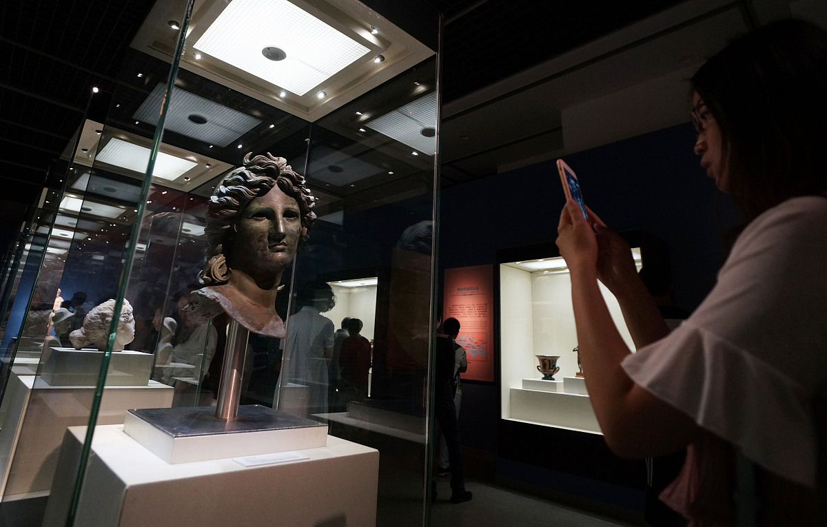 拜占庭帝国与西欧封建国家：中世纪文明的对比与启示