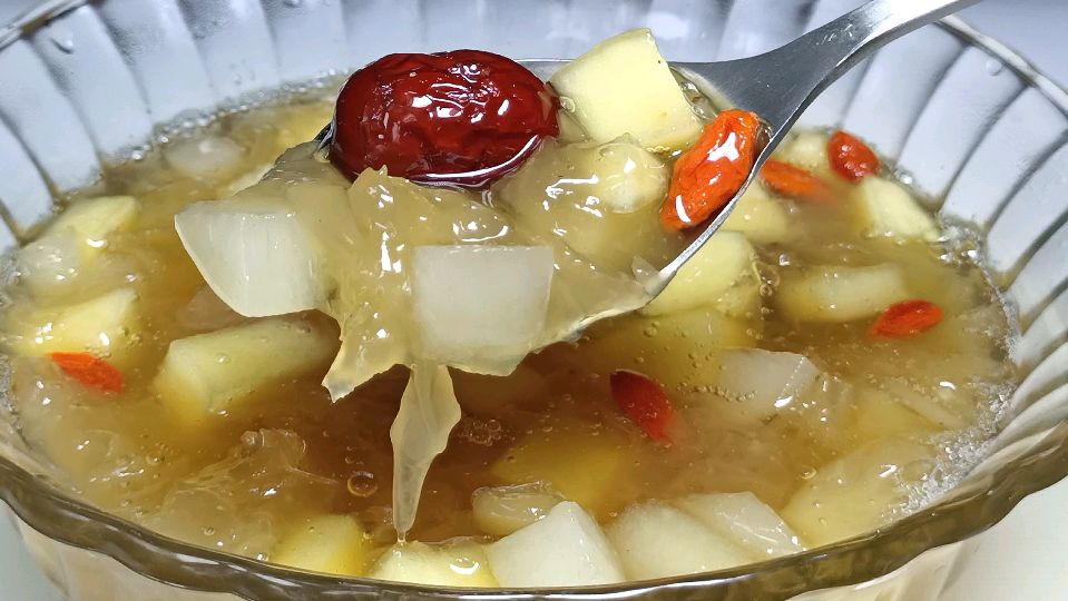 秋季干燥多喝汤,教你秋天必备汤品,润肺润肤又止咳,做法超简单