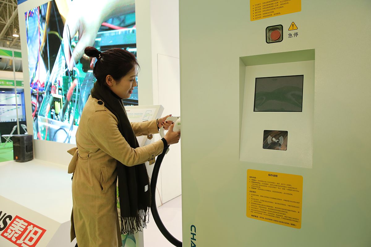 采用三轴搅拌桩机桩直径为Φ850间距：600mm水灰比15采用PC425复合硅酸盐水泥水泥掺量20；一副米要多少水泥量