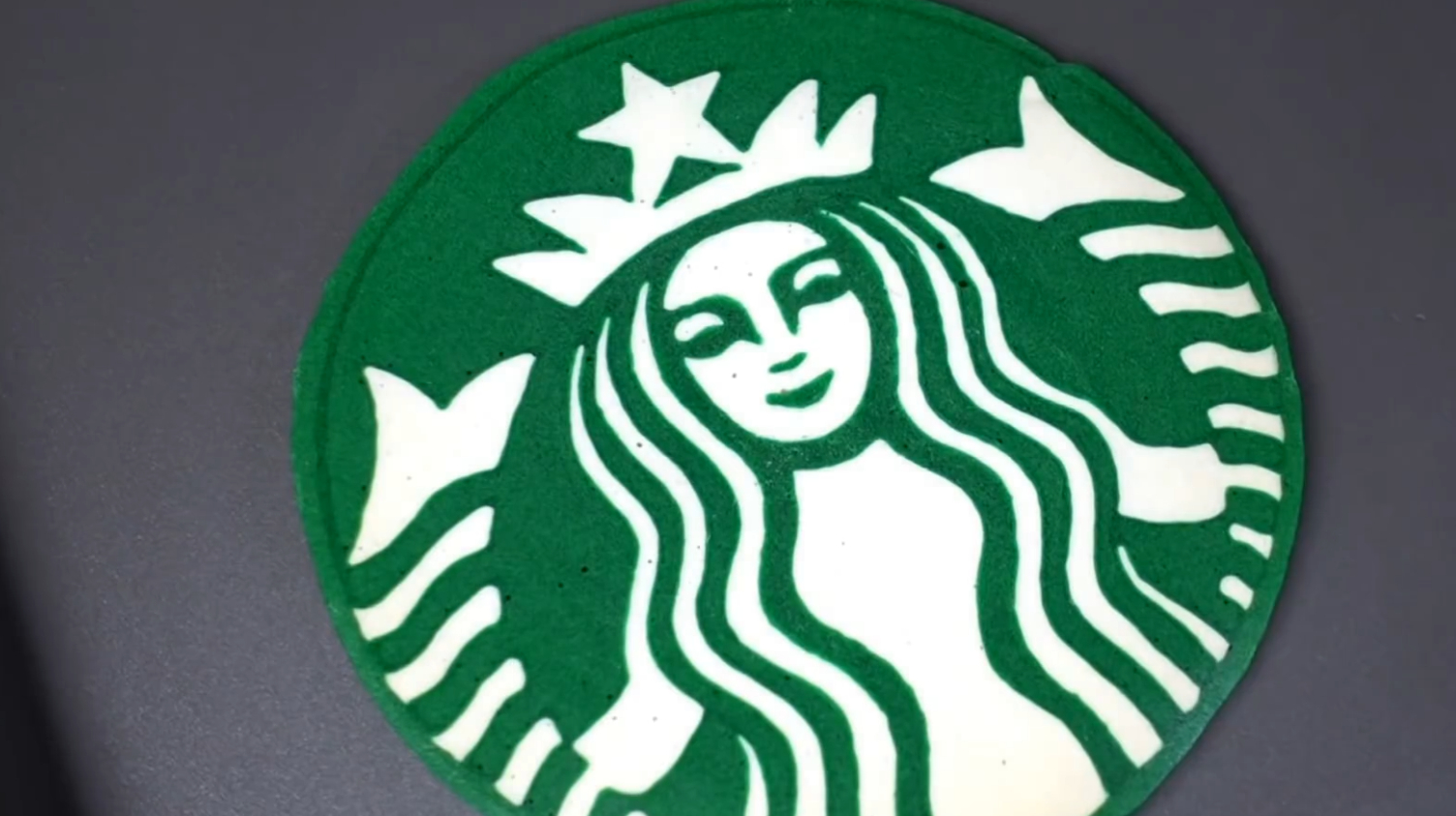 牛人以面浆为笔锅为纸,画“星巴克logo”等煎饼,没技术真做不来