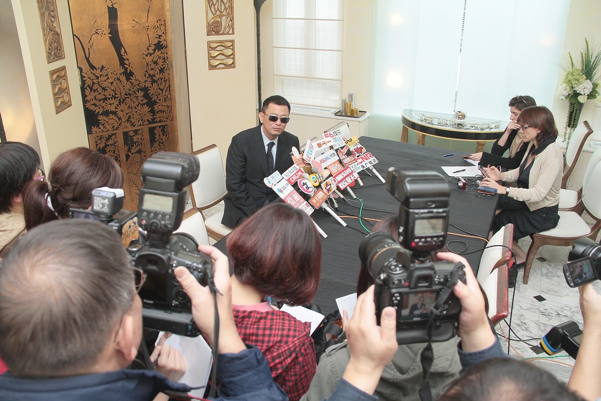 2013年5月5日,香港,法国驻港领事官邸授勋仪式.***_***王家卫+++_+++