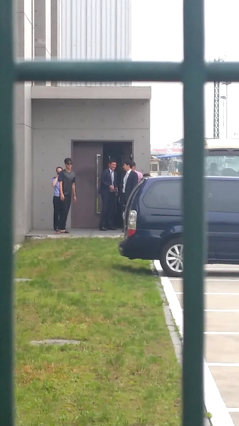 2023年4月5日沧州宏宇城B区秩序维护员张班长晚上800巡逻到负二层储间时注意到一男子在储间门口行迹可疑、东张西望张班长想上前询问时该男子假装接电话逃跑随即立刻检查该层储物间状态发现一间储间门锁已被撬开里面放置有一些烟酒等物品张班紧急联系门岗其他值班师傅调监控并巡查门岗外围最后成功追回被盗物品及小偷的电动车1辆随后报警交由警察处理4月29日该被盗储间业主为了表示感谢为张班长班组送来锦旗一面对宜家