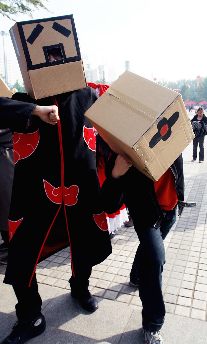***_***2009年10月20日, 郑州,动漫爱好者戴上写着网络流行热词"jong"