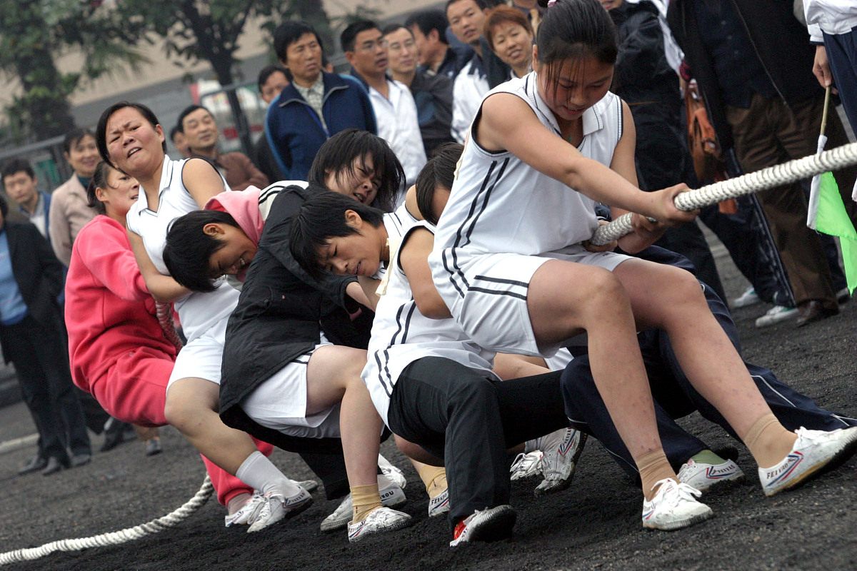 广东一男生打球崴脚后单腿跳着下楼梯月日广东男生打球崴脚后单腿跳着下楼梯结果崴完右脚崴左脚网友本不够的脚更加雪上加霜本不够的脚更加雪上加霜分享广东高校生活围绕这篇博文写1条10字左右的评论