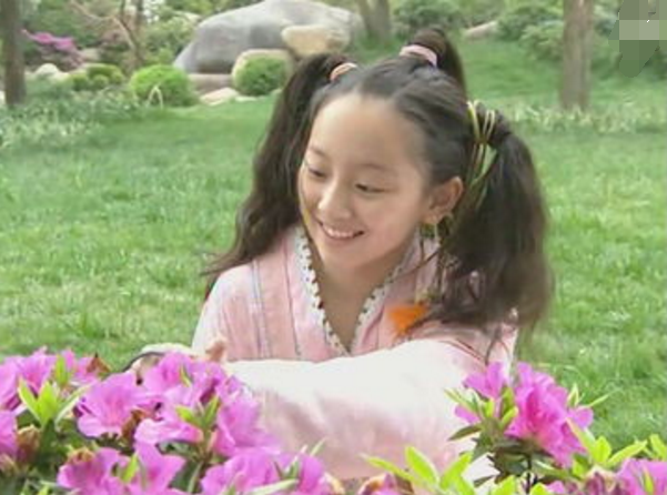 她是《少年包青天》里的小蜻蜓,自嫁黑人后儿子成亮点!图片