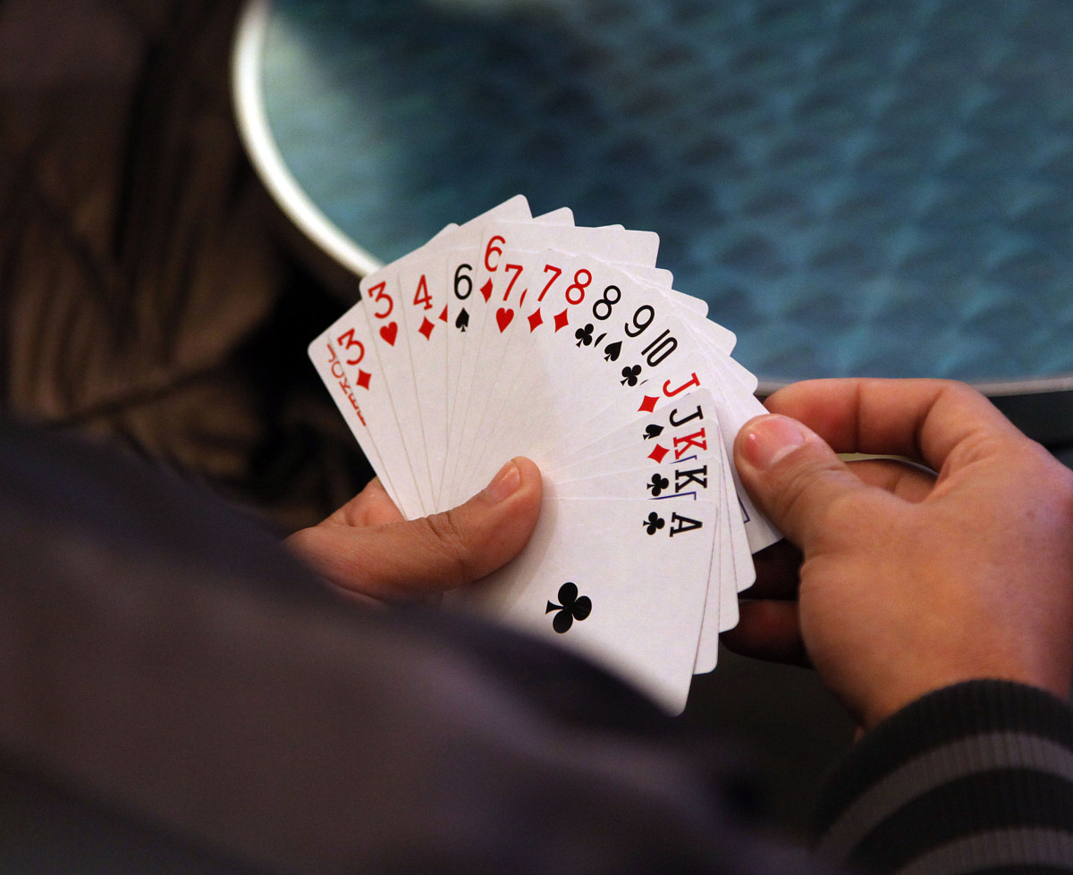 地主先出：王炸一对2一对A一对K。农民一对2一对Q4个8。怎么出能赢？先出啥