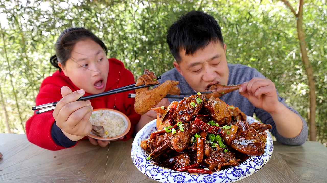 [图]胖妹干农活累了，5斤土鸡烧鸡公，麻辣鲜香，开胃又下饭，吃过瘾