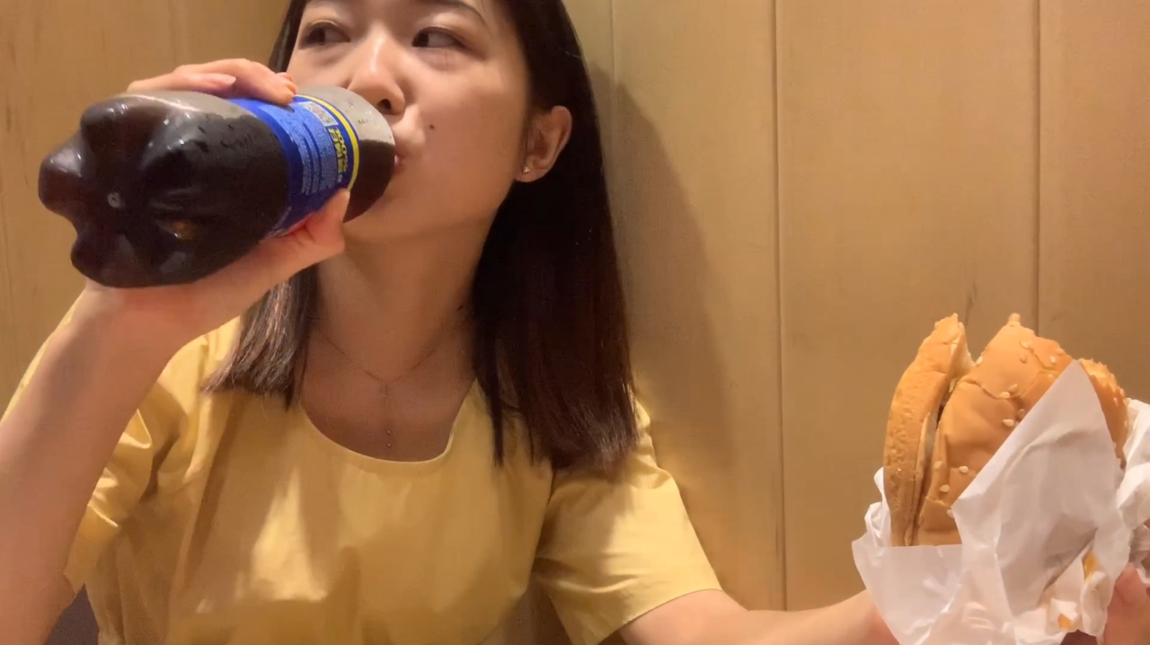 打工妹真抠门,自带可乐去汉堡店,汉堡买一送一老板不亏大了?