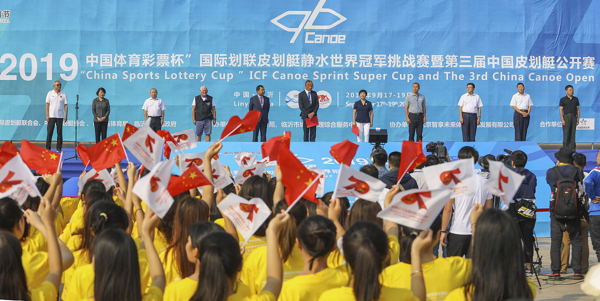 将以下内容扩展至2500字 ：通过参与本次澳门研学实践活动我深深感受到了理论与实践相结合的重要性。在专题讲座中我们不仅学到了国际组织的工作原理和可持续发展的重要性还了解到了人工智能和智慧城市的最新发展动态。这些知识不仅开阔了我的视野也提高了我的综合素养和全球胜任力。在专题讲座中我们了解了国际组织如联合国、世界银行等的工作原理和作用深入了解了国际组织在全球事务中的重要性。我们还学习了可持续发展的概念