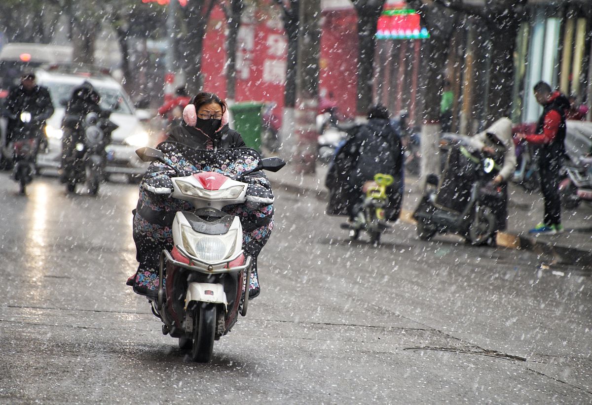 2019年11月30日,受冷空气影响,山西临汾洪洞县迎来了降雪,市民冒雪出