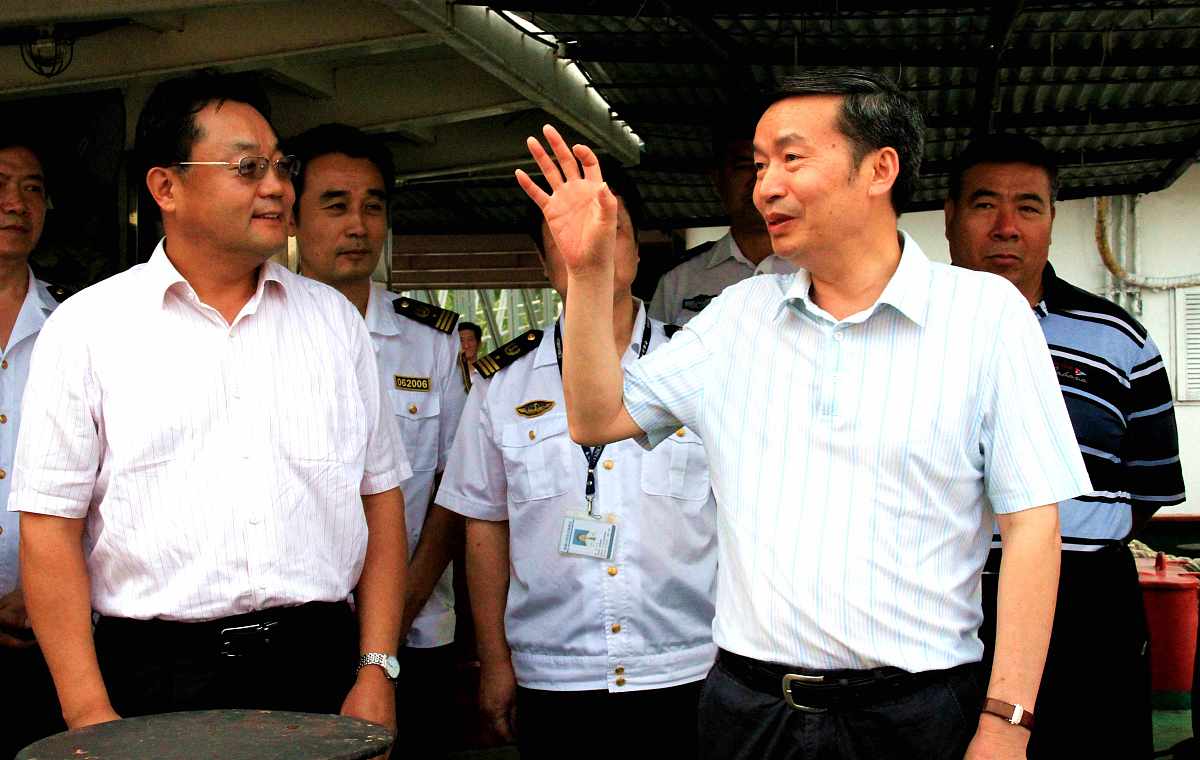 2023年4月15日深圳宝安北控为贯彻落实安全第一预防为主综合治理的安全方针加强现场巡查采取路口督导值守等措施以确保企业员工上下班遵守交通规则。同时加强安全宣传工作以提高员工的安全意识和应急能力以保证公司人员安全作业。 1、安全管理人员对垃圾转运站、公共洗手间、临时库房、车辆等地方进行了重点排查对各类隐患和违章问题进行了严格管控在现场发现问题时定人、定责、落实整改措施最终形成了一个高效