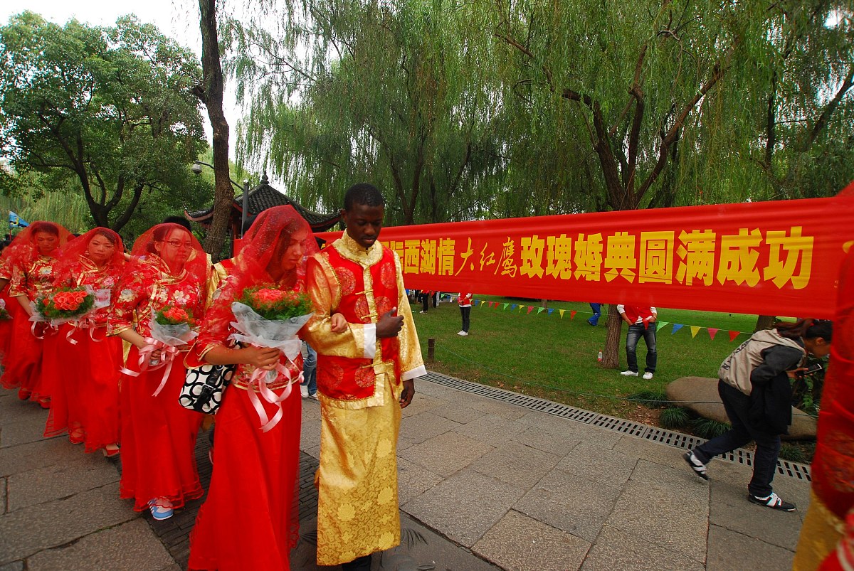2011年10月6日,中国国际"西湖情大红鹰玫瑰婚典"在浙江杭州运河文化广