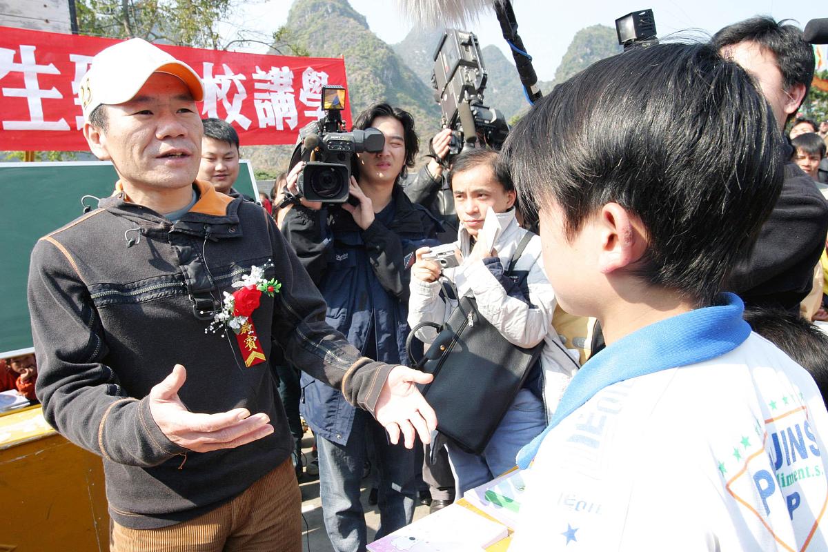 2004年2月9日上午10时,台湾著名歌手赵传在南宁应邀参加由广西希望工