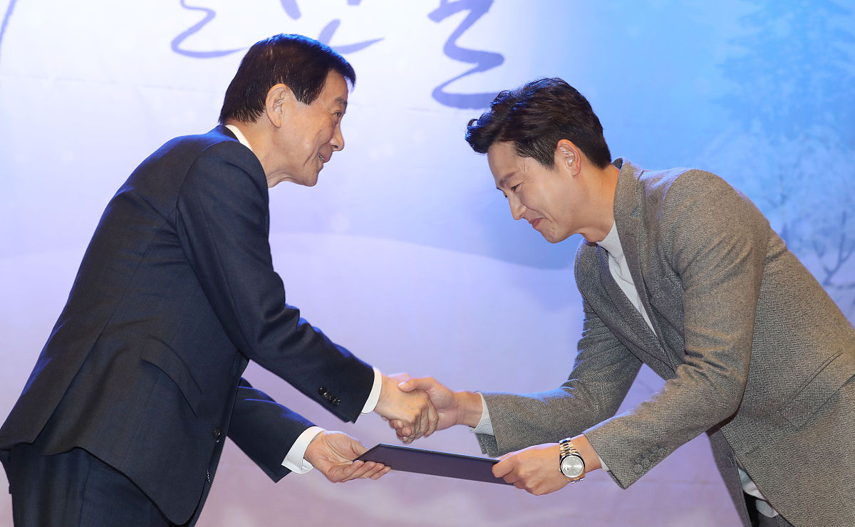 2019年12月5日,韩国首尔,韩国演员李廷镇在首尔的一次全国志愿者大会