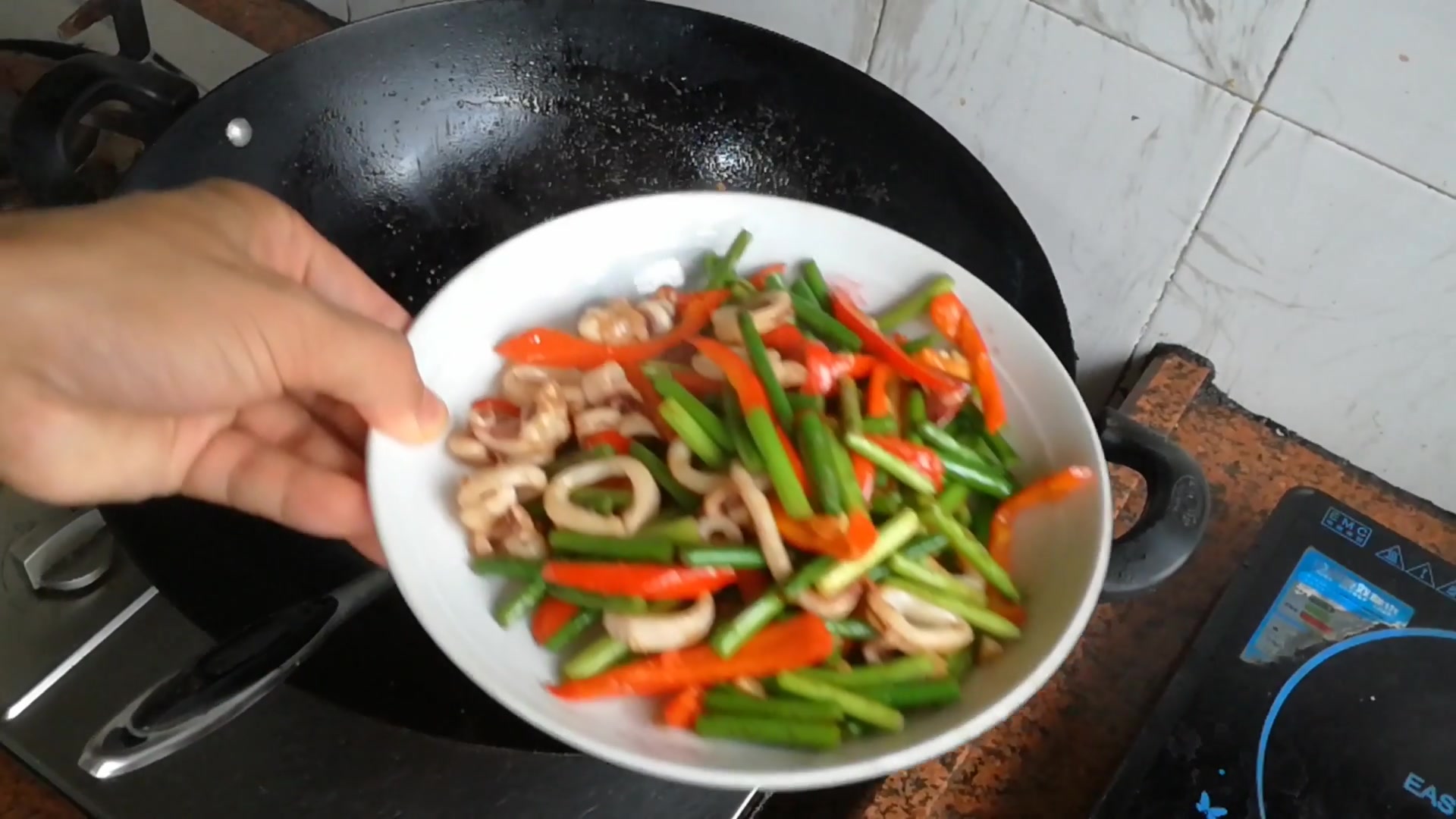 家常菜蒜苔炒鲜鱿鱼