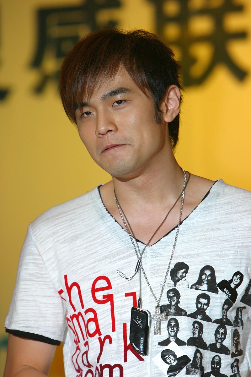 2005年5月23日,上海,小天王周杰伦携其首次参与外形设计的新款aria j 