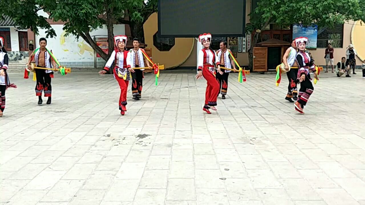 彝族阿细人的民族民间舞蹈“阿细跳月”