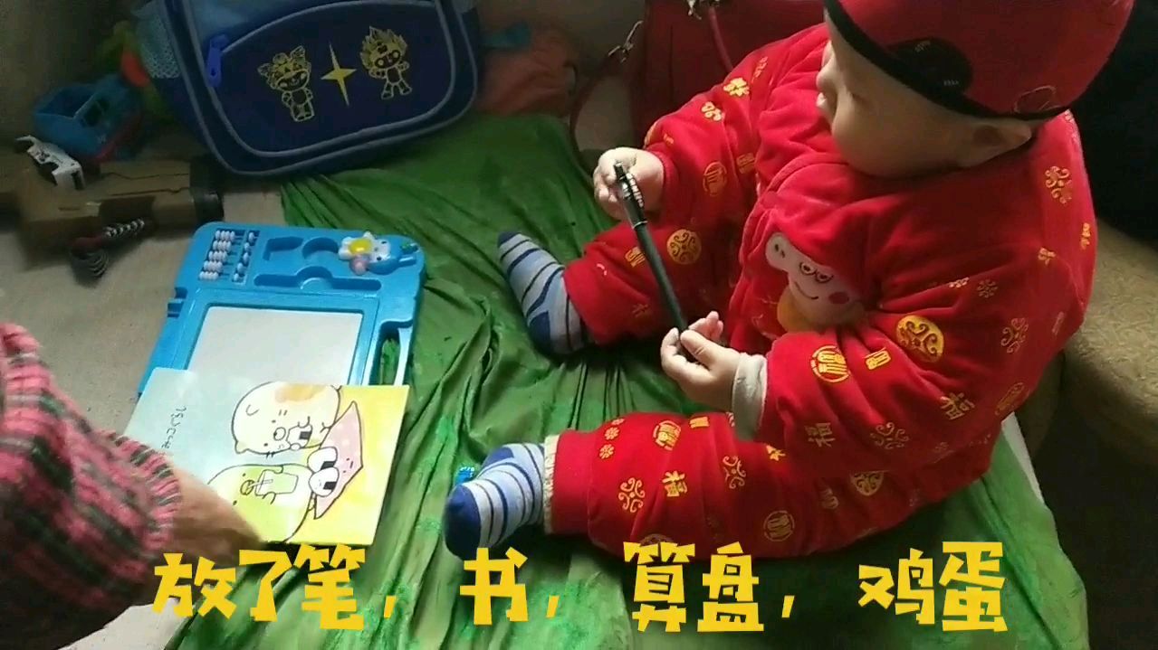 宝宝满周岁抓阄,完了后,奶奶用鸡蛋做了一个动作,真是活久见!