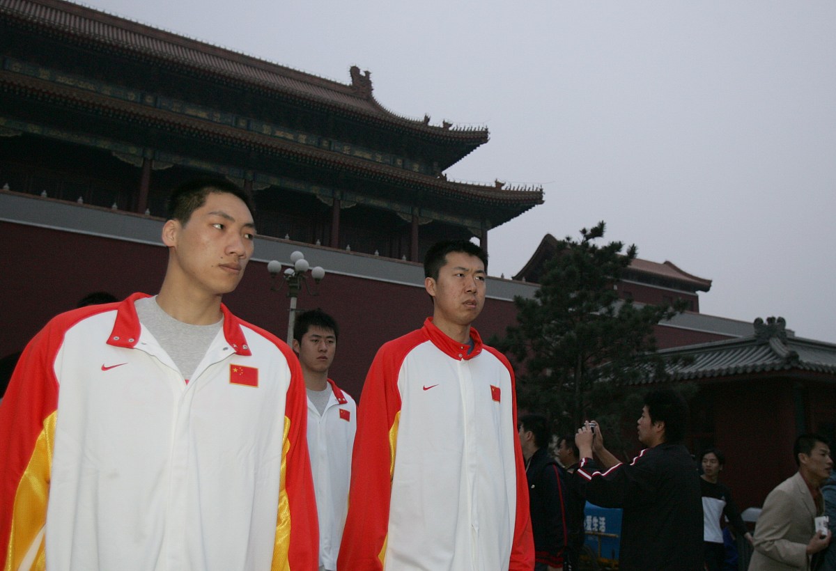 2006年5月8日,中国国家男篮在天安门广场观看升国旗仪式.唐正东,王治