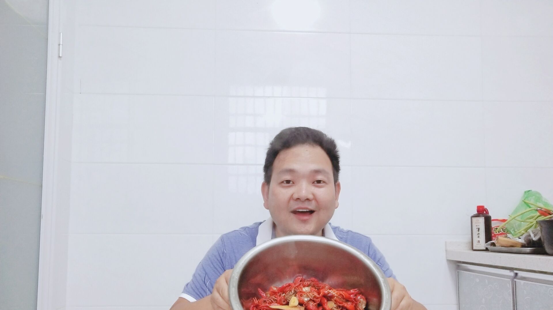 乡野豪哥果断出手买3斤小龙虾,对着盆子下手抓,这样吃才过瘾