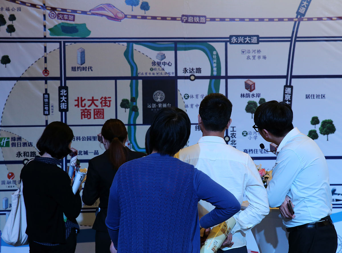 改写下面这段话在描述中增加感情色彩：为保证顺利交付在户内维修完成后项目联合物业进行每户检查查看是否有问题未处理、户内卫生情况安排施工单位统一进行卫生保洁。直至交付前一晚八九点项目仍在加班进行入户门门封张贴不为时间原因而放弃交付质量努力做好交付准备。