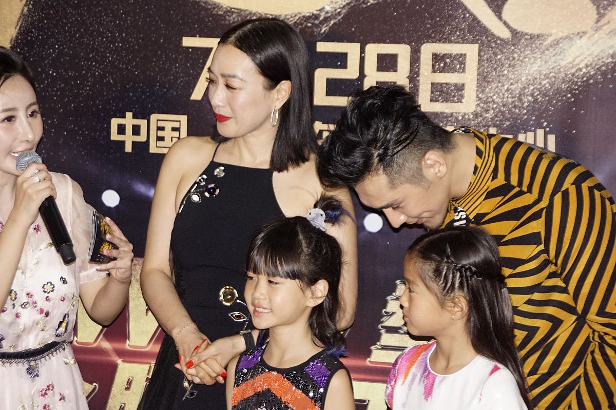 冉莹颖携俩娃霸气秀事业线力挺老公 叶璇携男友秀恩爱,钟丽缇一家现身