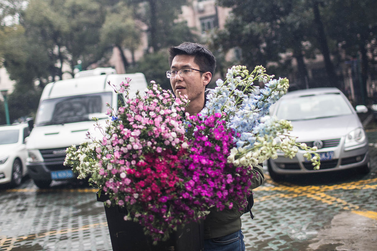2019年3月2日,杭州,he在网上开了一家名为"植物图书馆"的花店,每一束