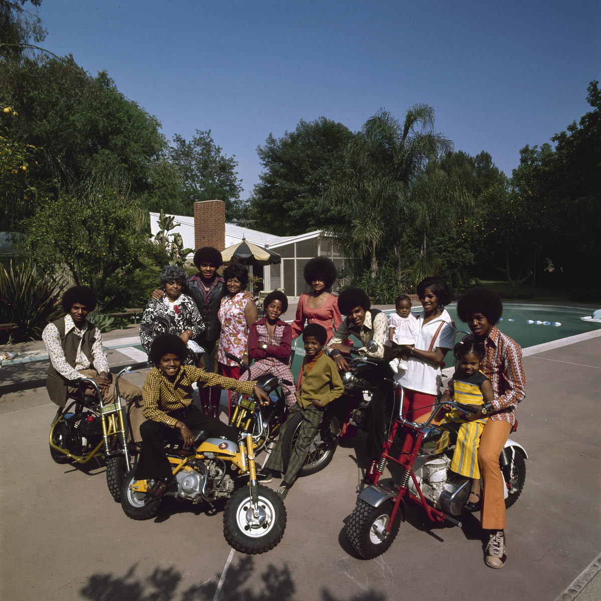 曾经在七十年代风靡一时的美国著名流行组合杰克逊五兄弟(jackson 5)