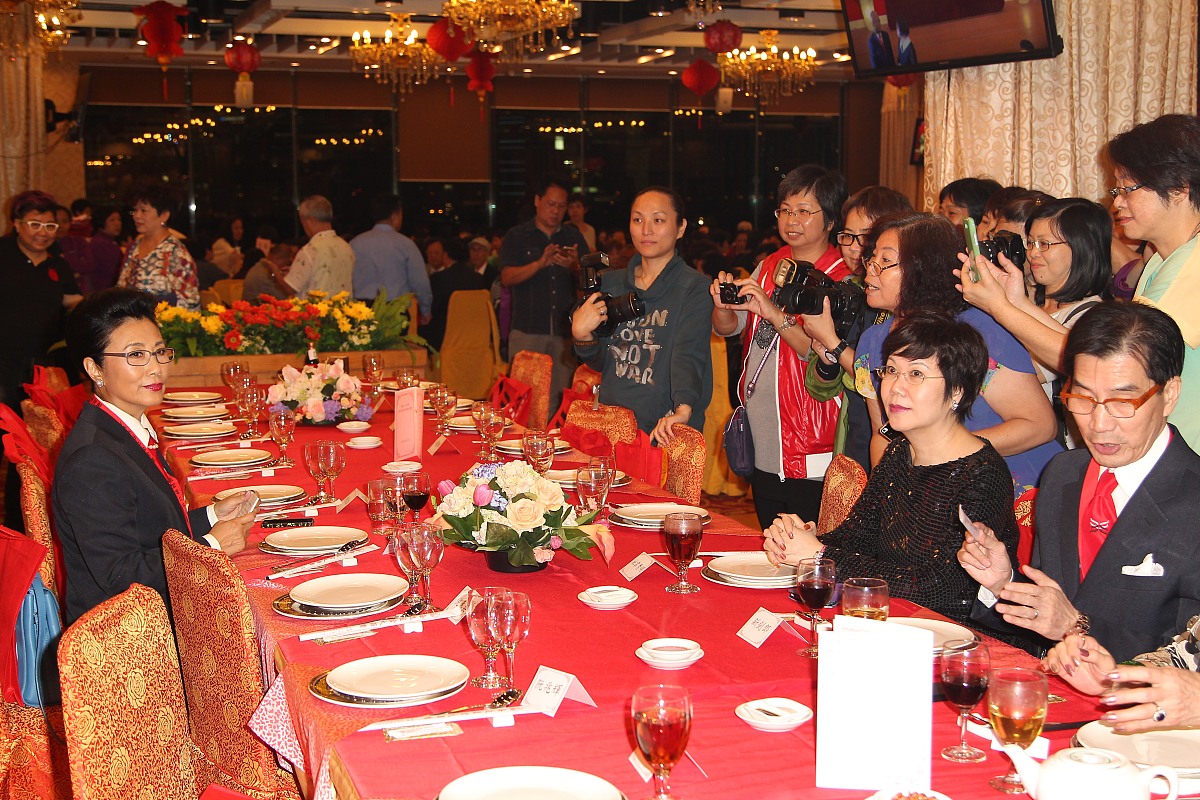 中国宴请领导：先敬长辈还是领导？