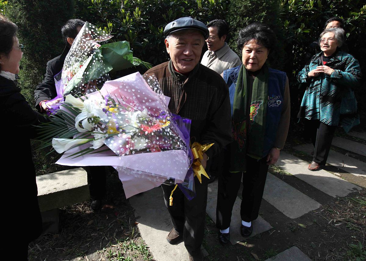2010年4月2日,江苏南通,众星前往江苏省南通市实验中学拜谒表演艺术家