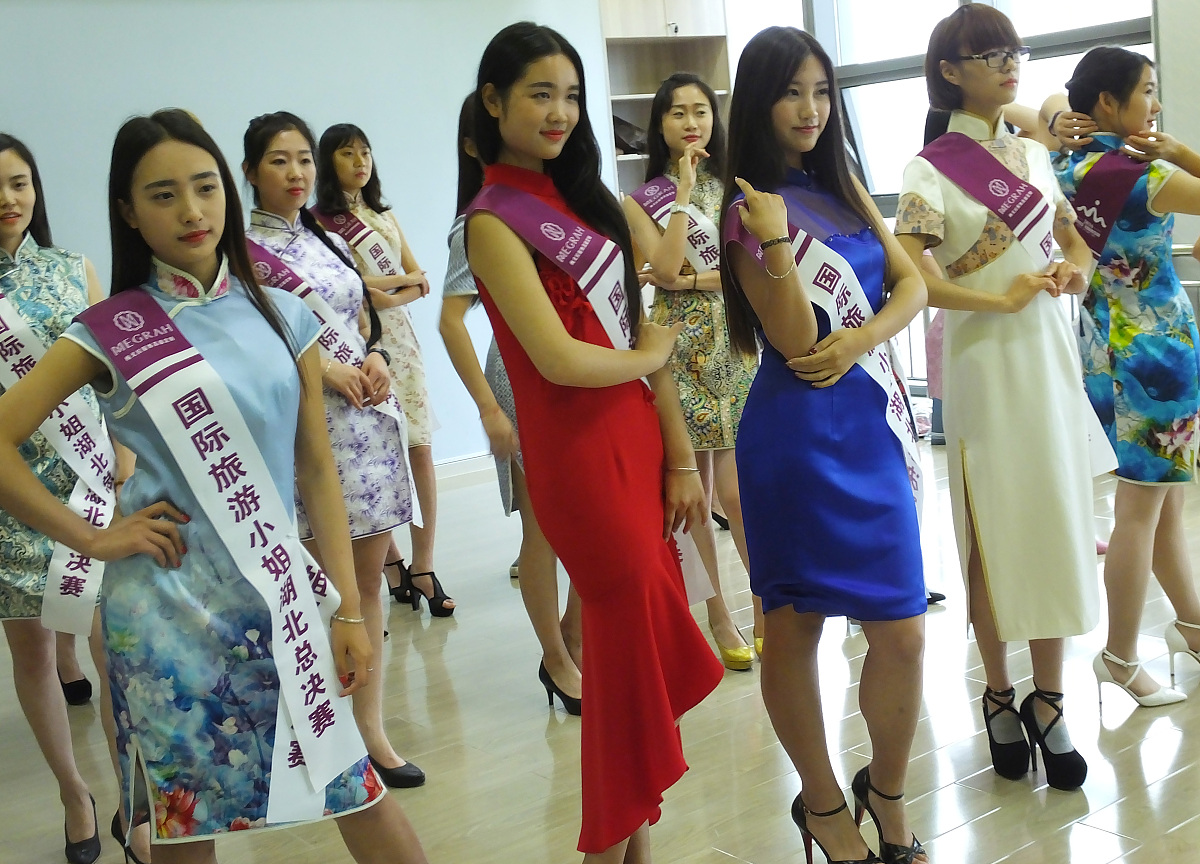 2016年5月27日讯,湖北宜昌,40位参加国际旅游小姐大赛的美女选手在素