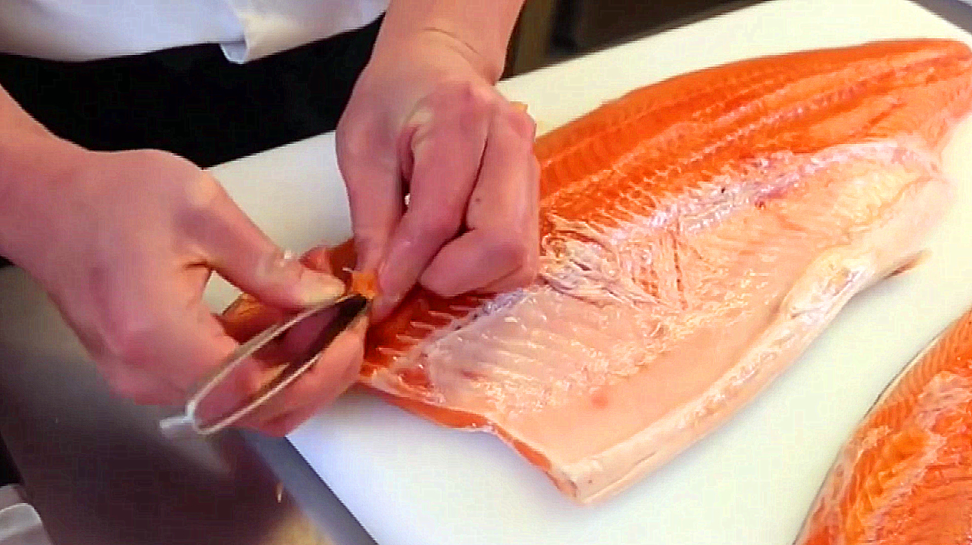 分解好吃三文鱼,首先要有一把好刀!看似简单,对刀功要求严格