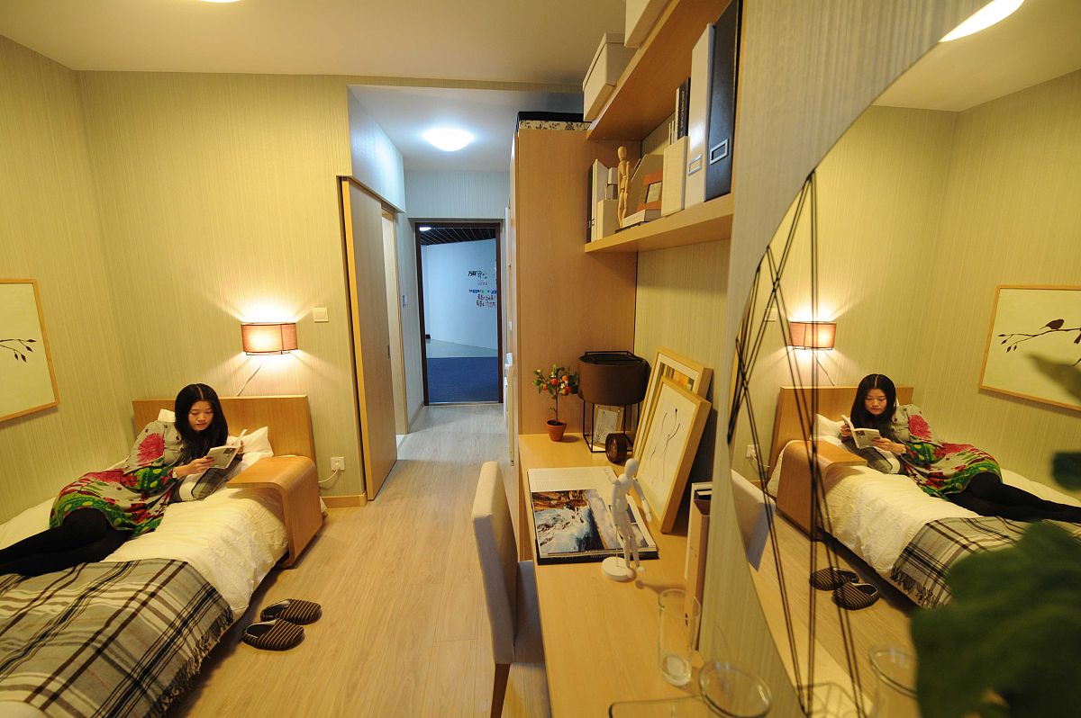 请帮我翻译以下内容：我们为模特提供高档公寓小区附近交通便利生活设施配备完善。