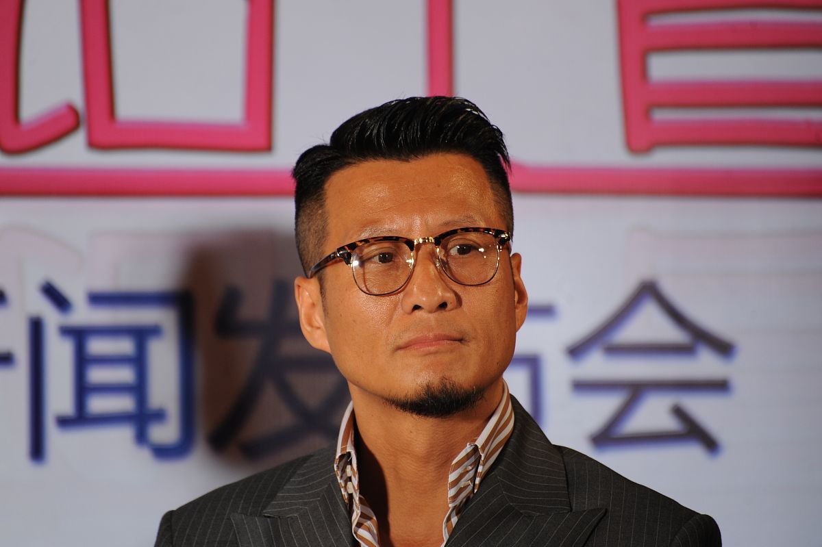 我想和一个的女生聊天我暗恋她我想以我真心话大冒险输了的惩罚的借口找她聊天但是不知道要怎么说