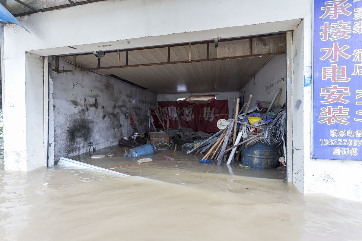 御龙城项目一楼街区与衡钢菜市场相临处目前消防通道存在巨大的火灾隐患、安全隐患搭棚处随时倒塌。御龙城业主一直在提诉求阻挡了整个街区的采光及视线。基于此情况申请把整个棚子和围栏围挡全拆除拆除之后我们建议形成衡钢步行街会提升商铺的价值无论对商铺的价值还是对物业公司对任何各方都有巨大的价值提升和对物业巨大的升值这也是各方都愿意看到的。物业升值商业升值消除火灾隐患、解除安全隐患所以恳请专班领导抓紧协调快速解