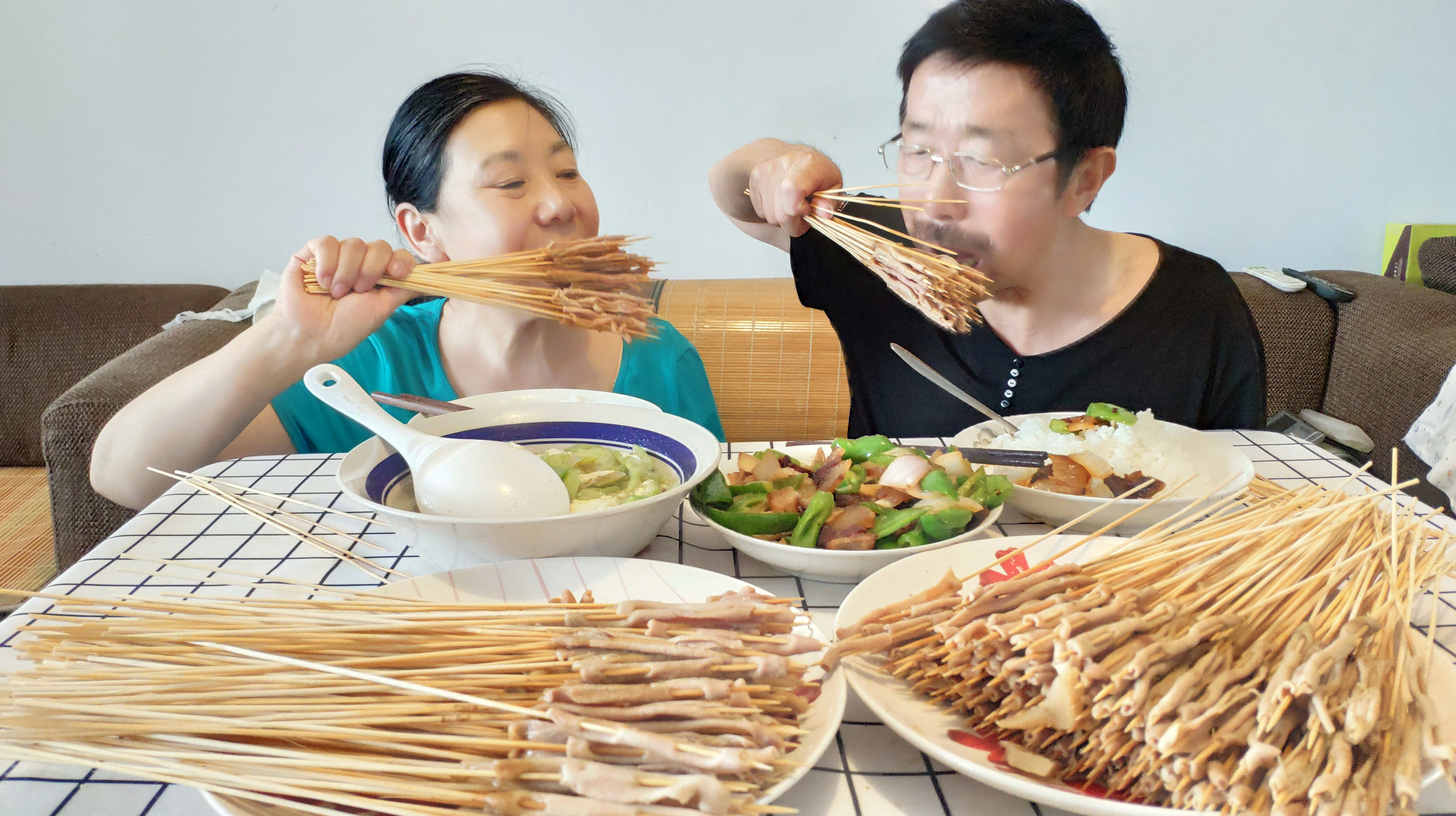 老两口卤400串鸭肠,炒腊肉吃米饭,一把鸭肠撸到底太过瘾了