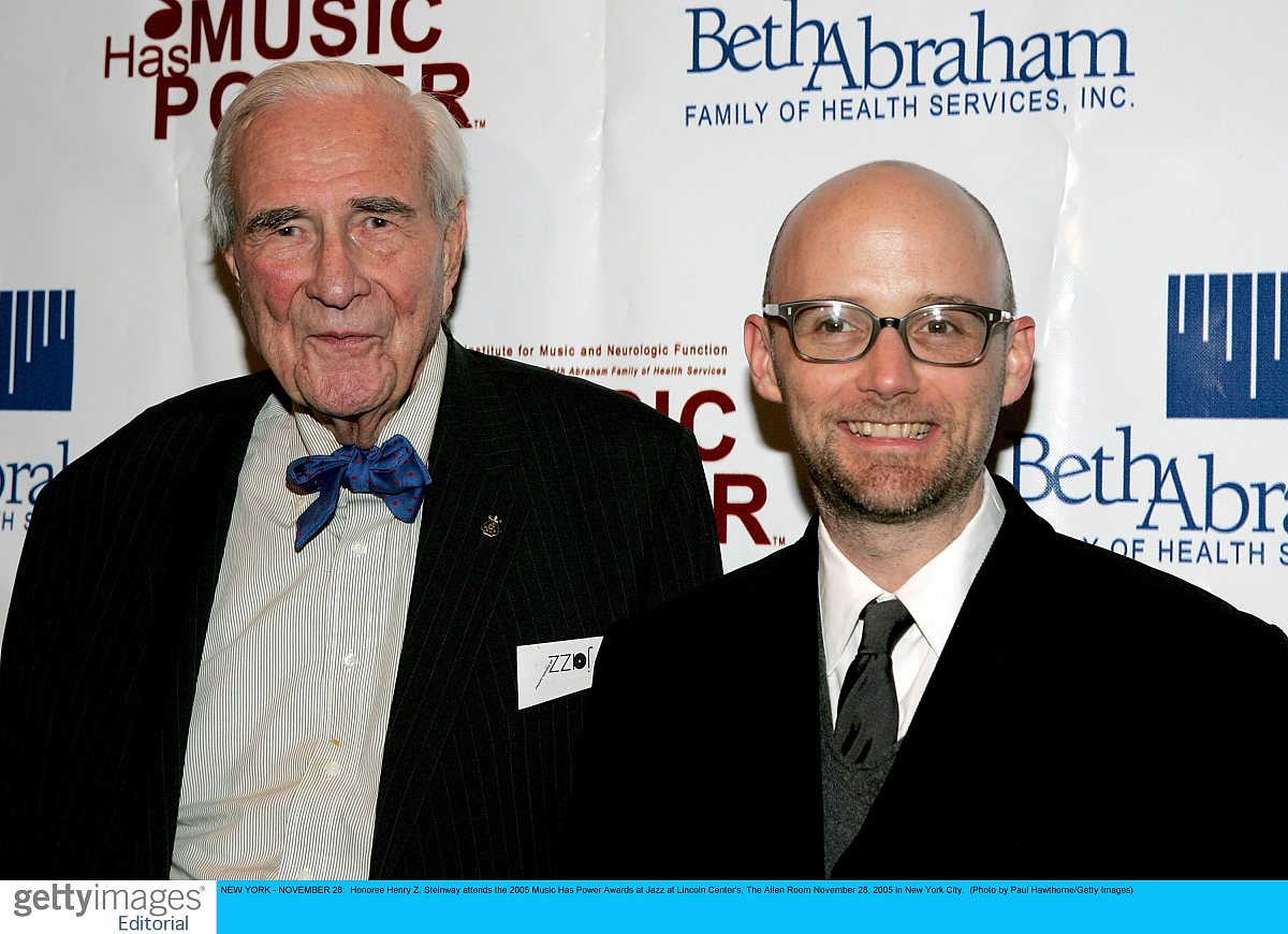 给出以下话题（两分钟以内英语topic）的简单英文和中文提纲：阿姆斯特朗人类一小步；领导者能力；大学生村官