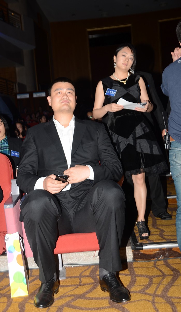 石凯靠近曹磊，却惹来尴尬一幕：酸脚味暴露了他的行为