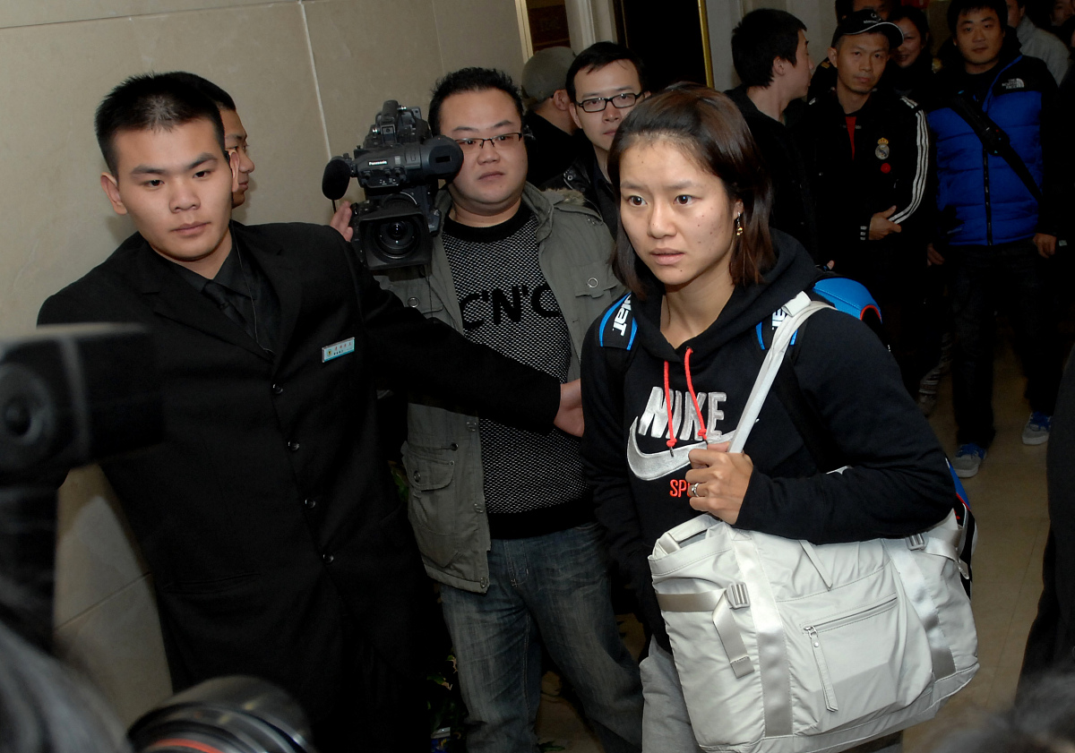 17岁少女李娜被囚禁：从绝望到适应的狱中生活