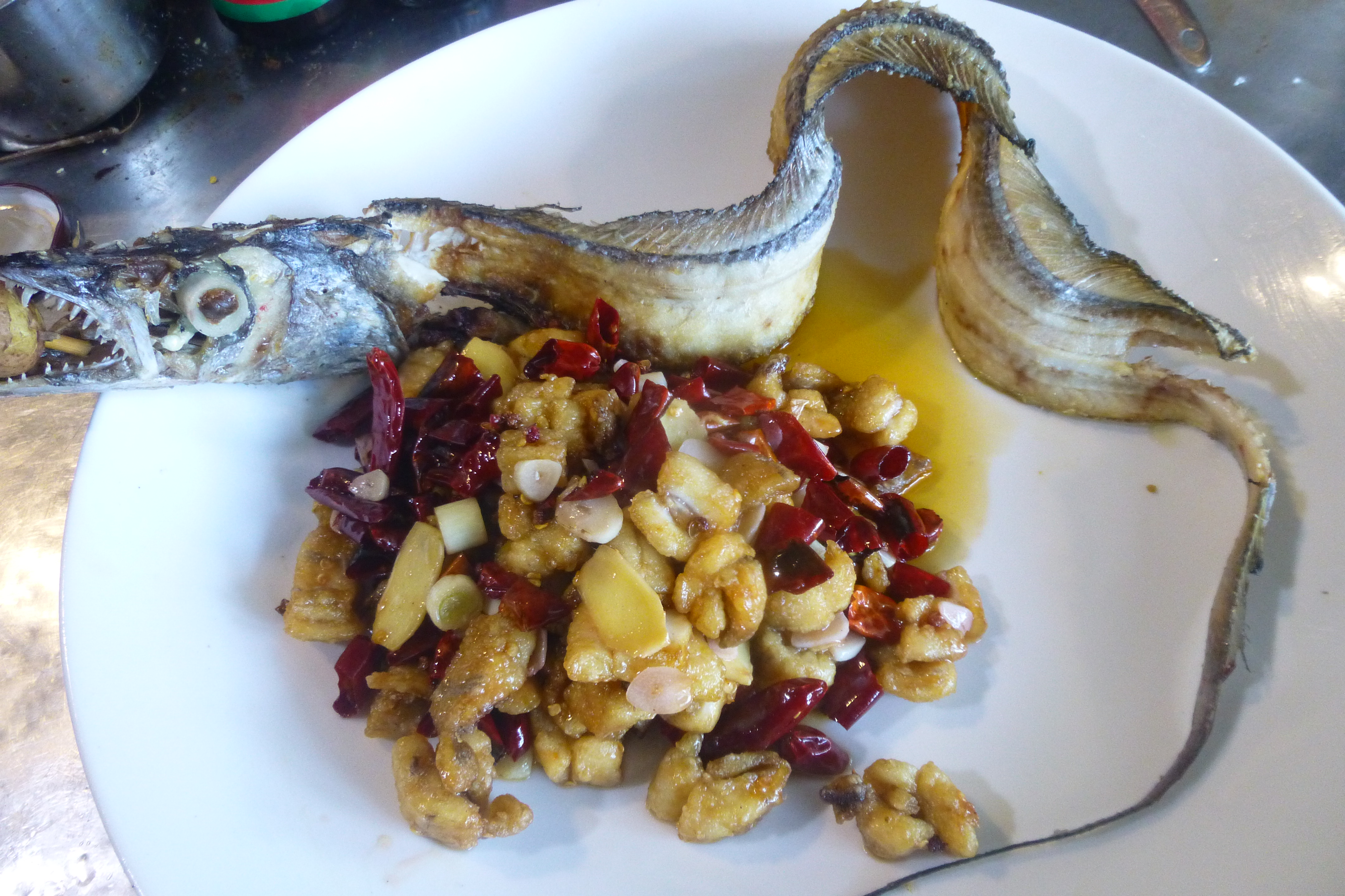 厨师推出这道名叫“飞龙在天”的菜,我看像小蛇出洞