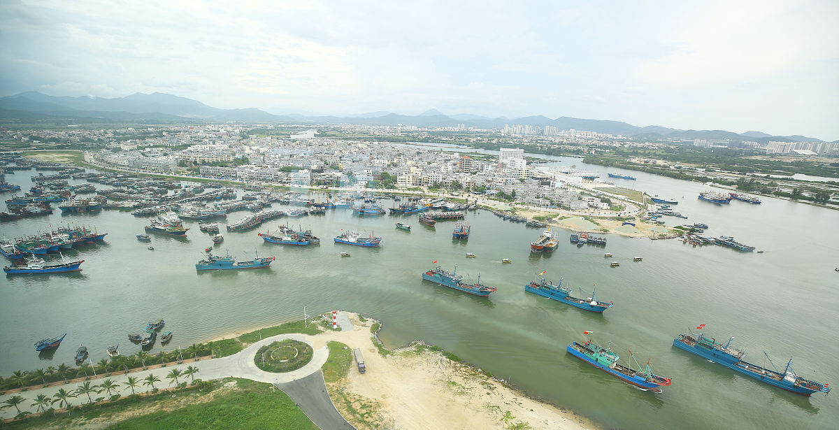 2019年8月16日,在海南省三亚市,渔船驶出三亚崖州中心渔港.