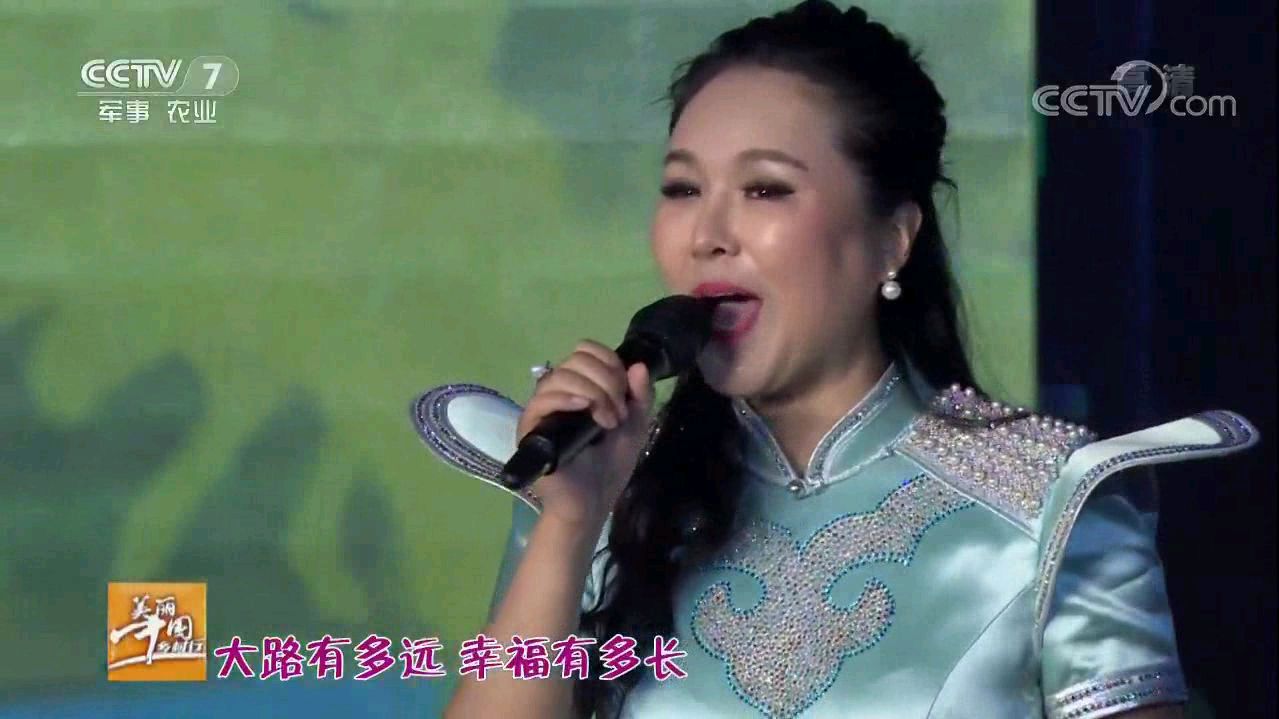 [图]乌兰托娅两首经典歌曲《套马杆》唱的真好听,不愧是原唱