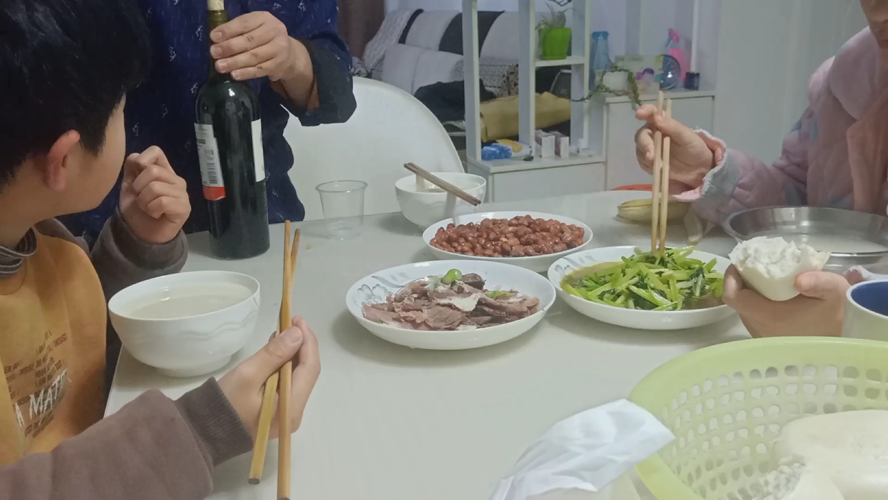 一盘牛肉,一盘花生米,再配上一瓶红酒,太过瘾了